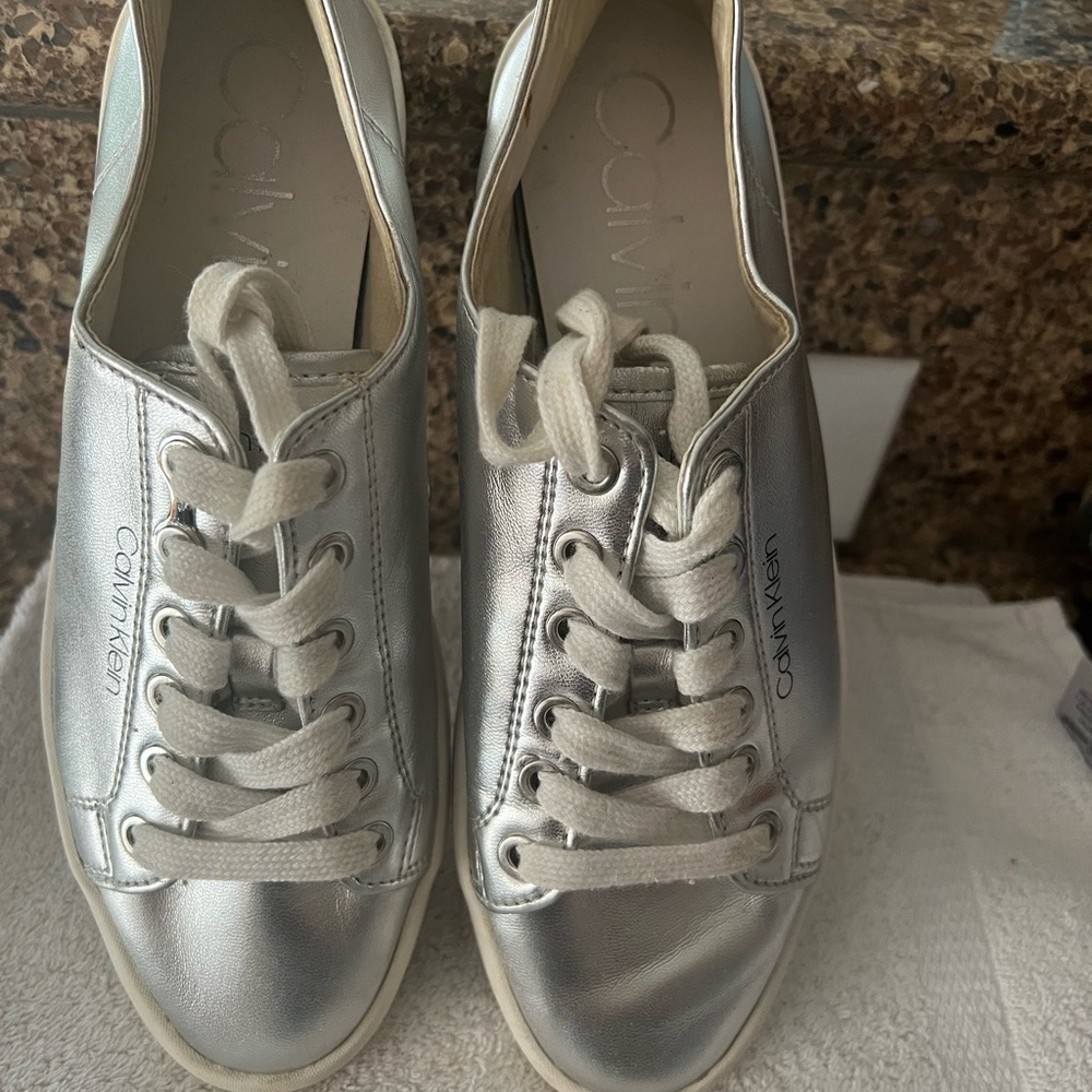 Women’s Calvin Klein metallic sneaker size 8. Good used condition!